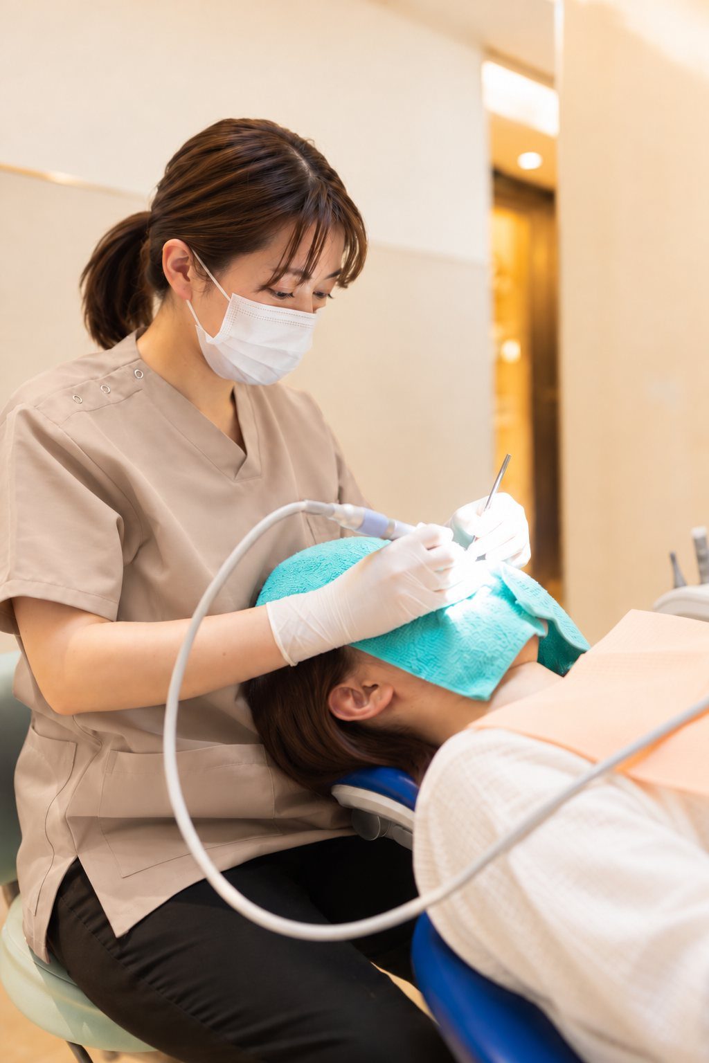 患者さんのメインテナンスをする歯科衛生士
